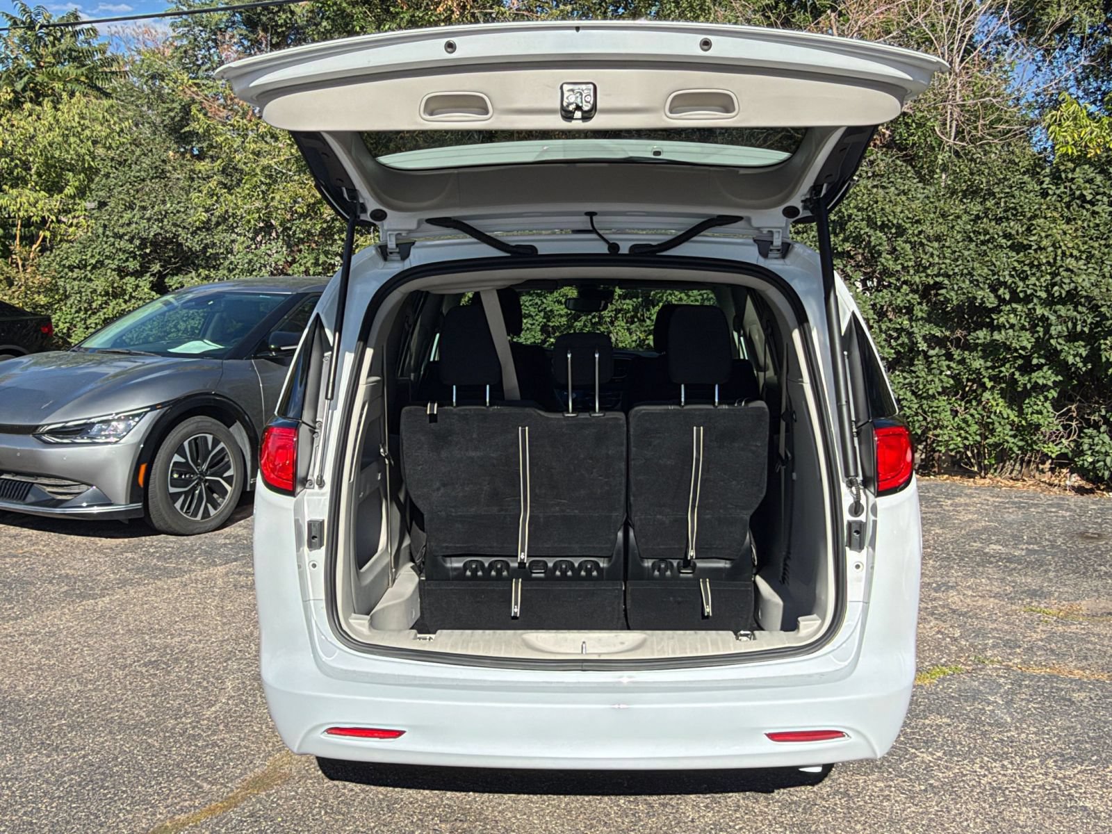 Used 2024 Chrysler Voyager LX FWD image 33