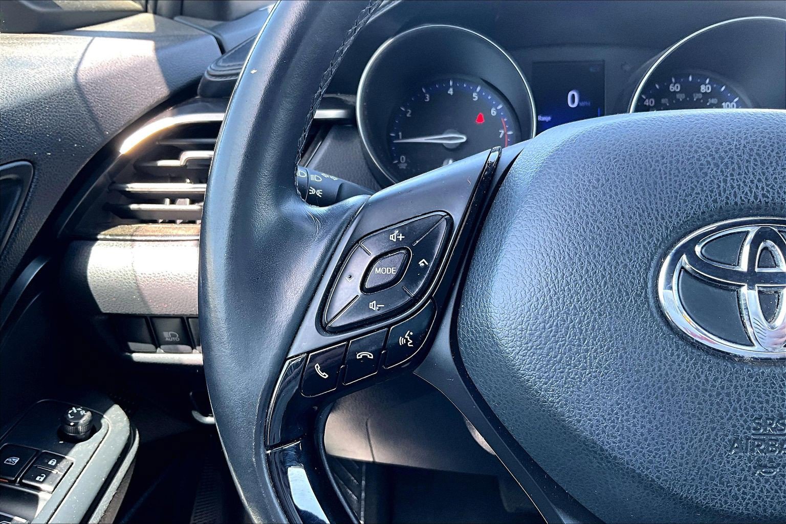 Used 2018 Toyota C-HR XLE FWD image 14