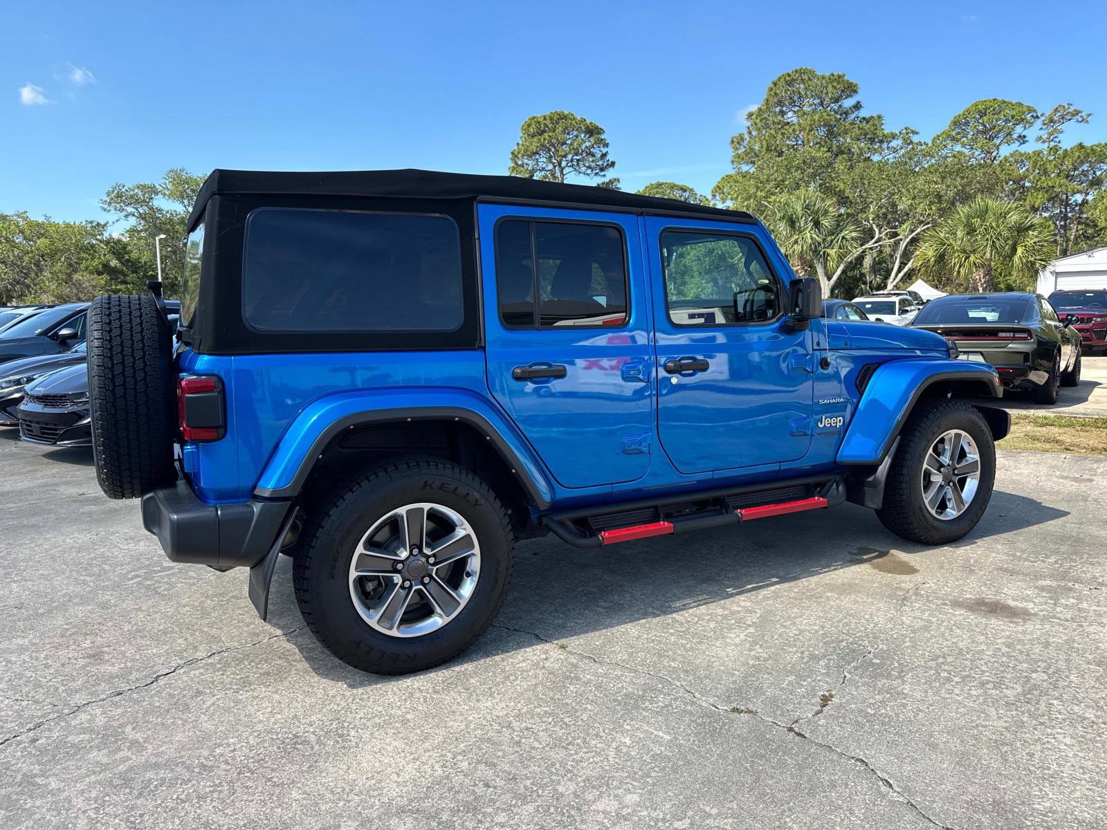 Used 2021 Jeep Wrangler Unlimited Sahara AWD/4WD image 3