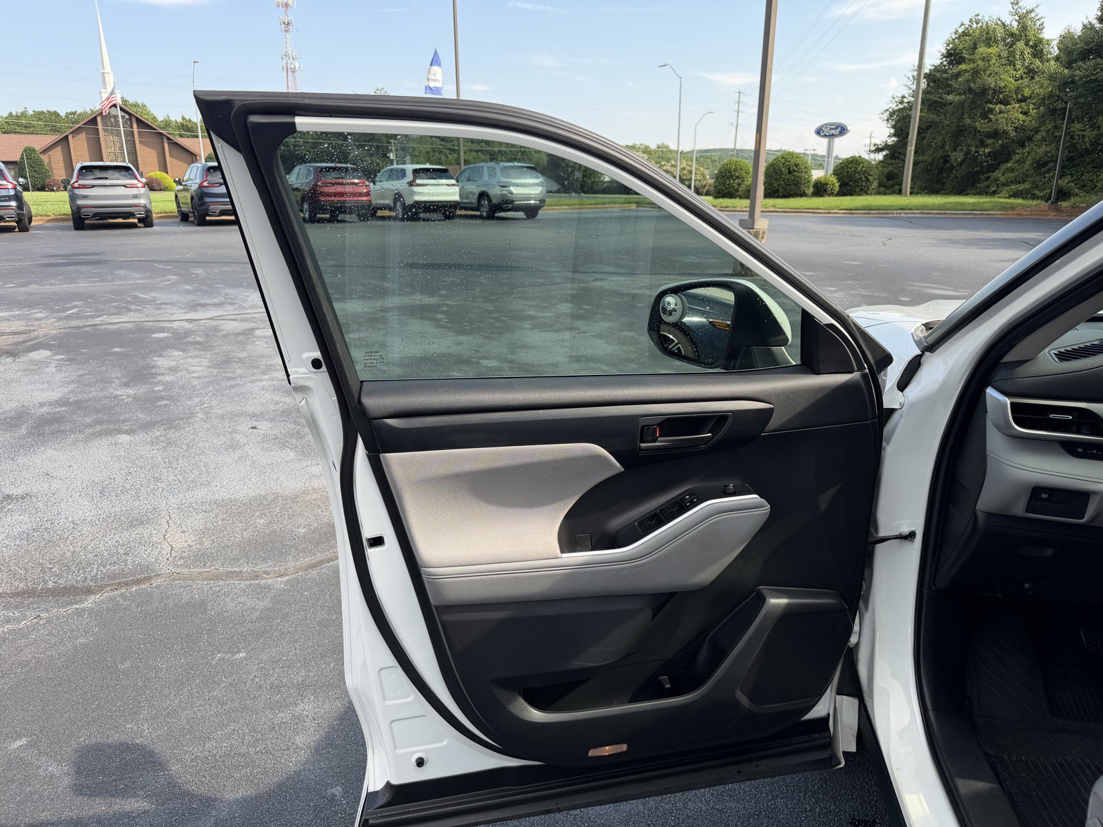 Used 2022 Toyota Highlander L FWD image 18