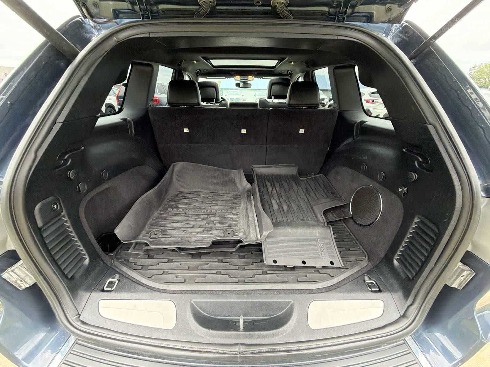Used 2020 Jeep Grand Cherokee Overland AWD/4WD image 29