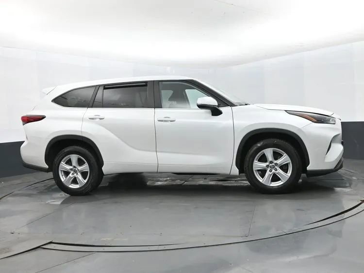 Used 2023 Toyota Highlander LE FWD image 3