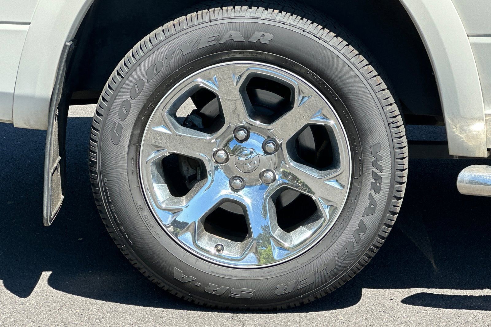 Used 2018 RAM 1500 Laramie w/ Convenience Group AWD/4WD image 26