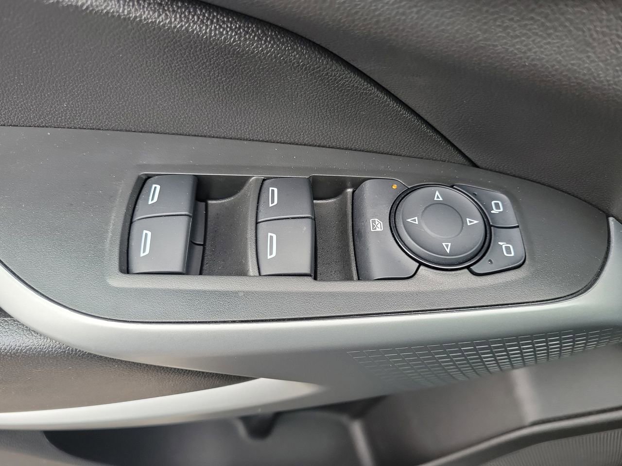 Used 2025 Chevrolet Trax LS image 25