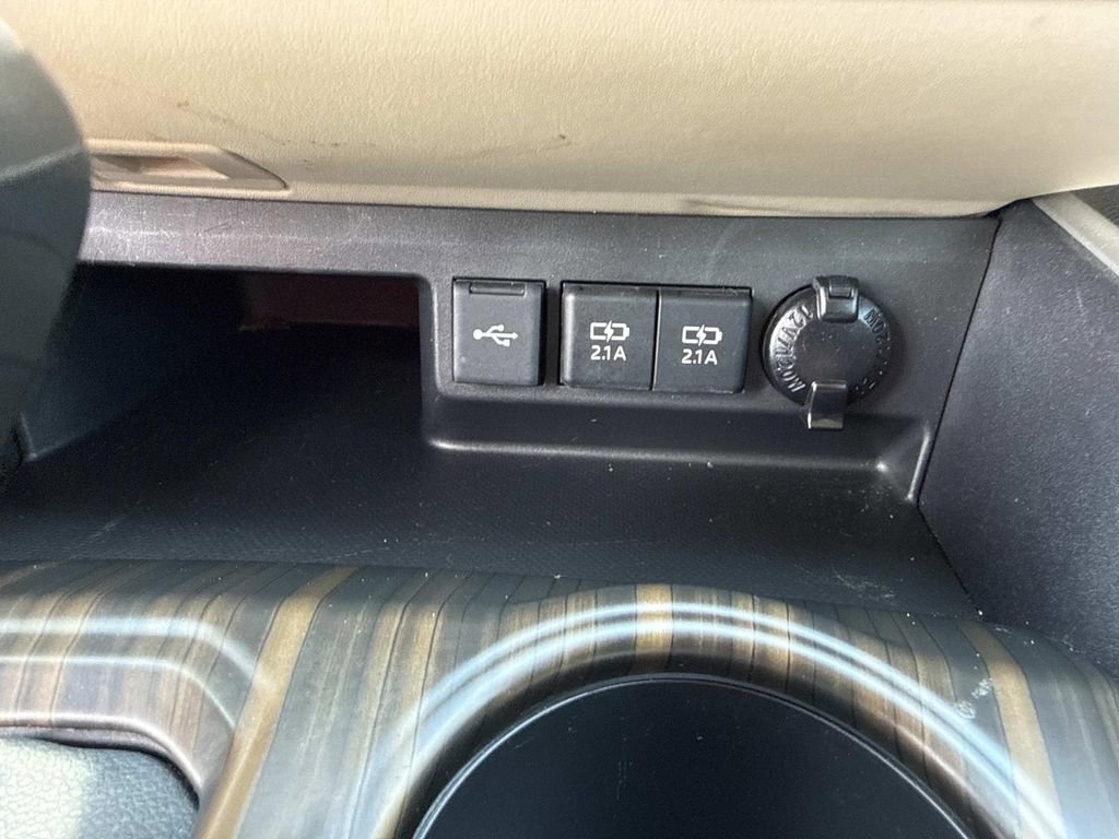 Used 2021 Toyota Highlander XLE FWD image 37