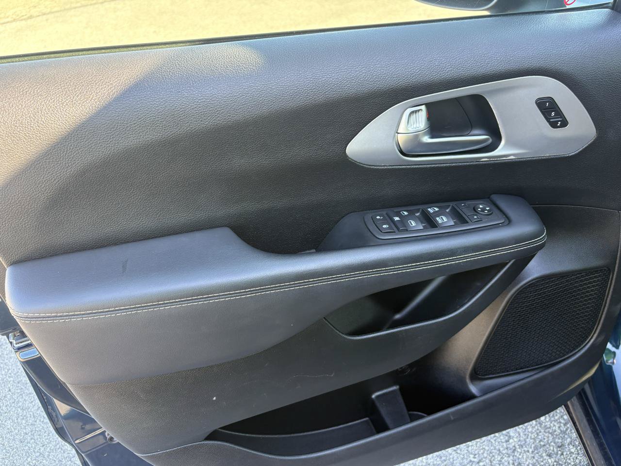 Used 2023 Chrysler Pacifica Touring-L w/ S Appearance Package FWD image 10