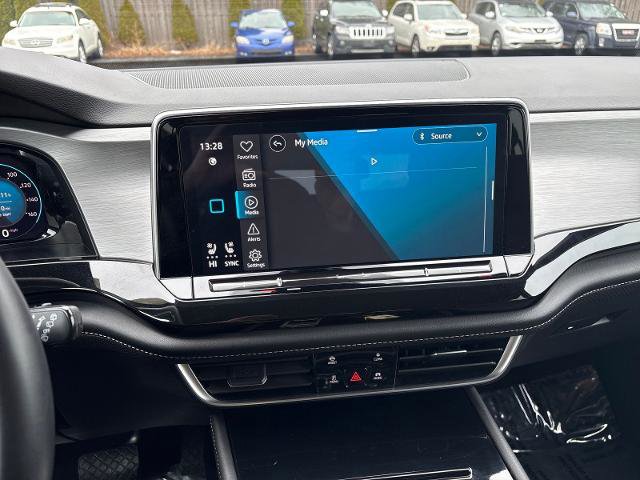 Used 2025 Volkswagen Atlas Cross Sport SE image 19