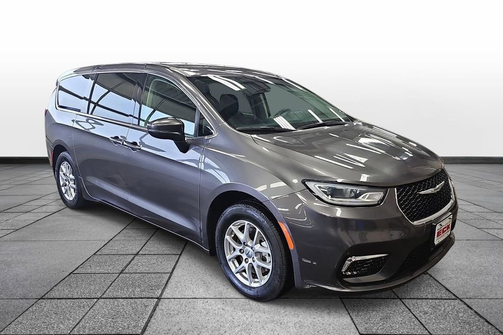Used 2023 Chrysler Pacifica Touring-L FWD image 3