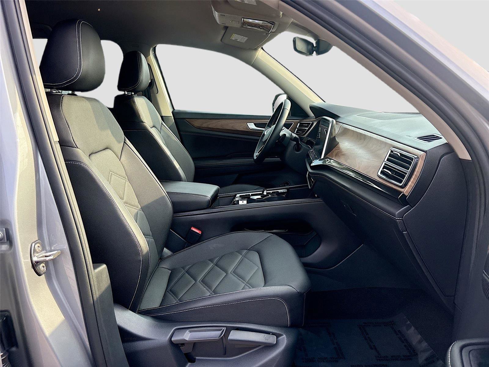 Used 2025 Volkswagen Atlas SE image 27