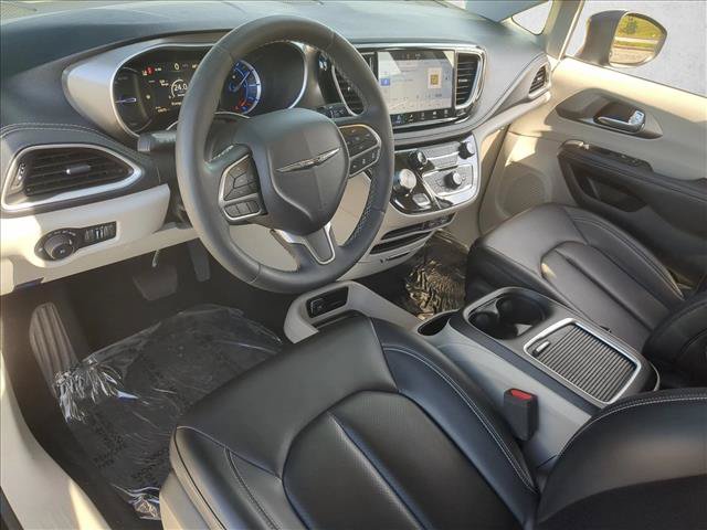 Used 2023 Chrysler Pacifica Touring-L FWD image 10