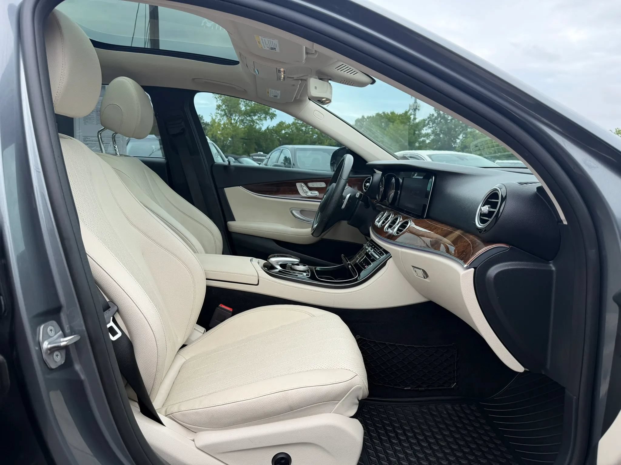 Used 2017 Mercedes-Benz E 400 4MATIC Wagon image 26