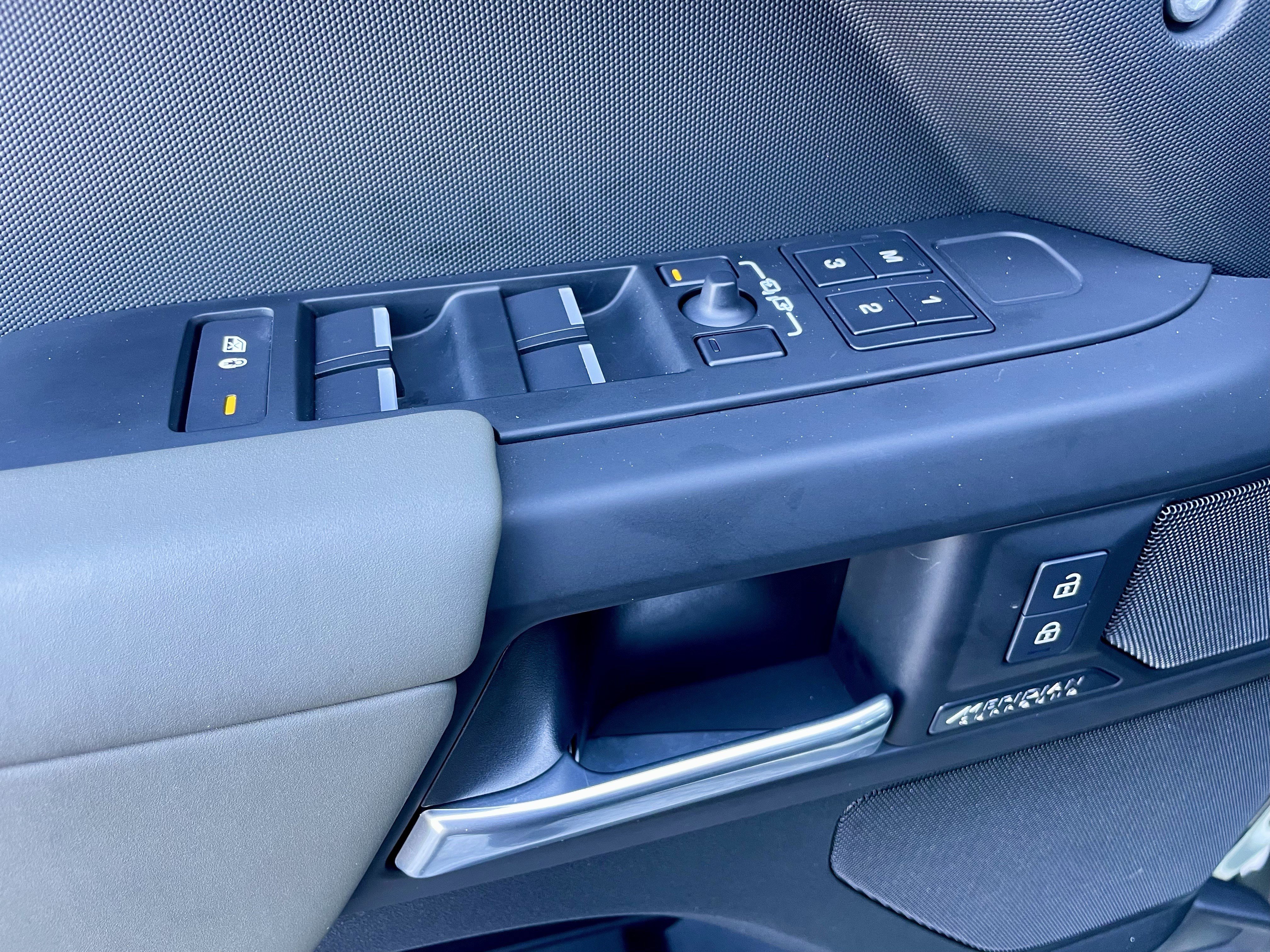 Certified 2025 Land Rover Defender 110 X-Dynamic SE image 11