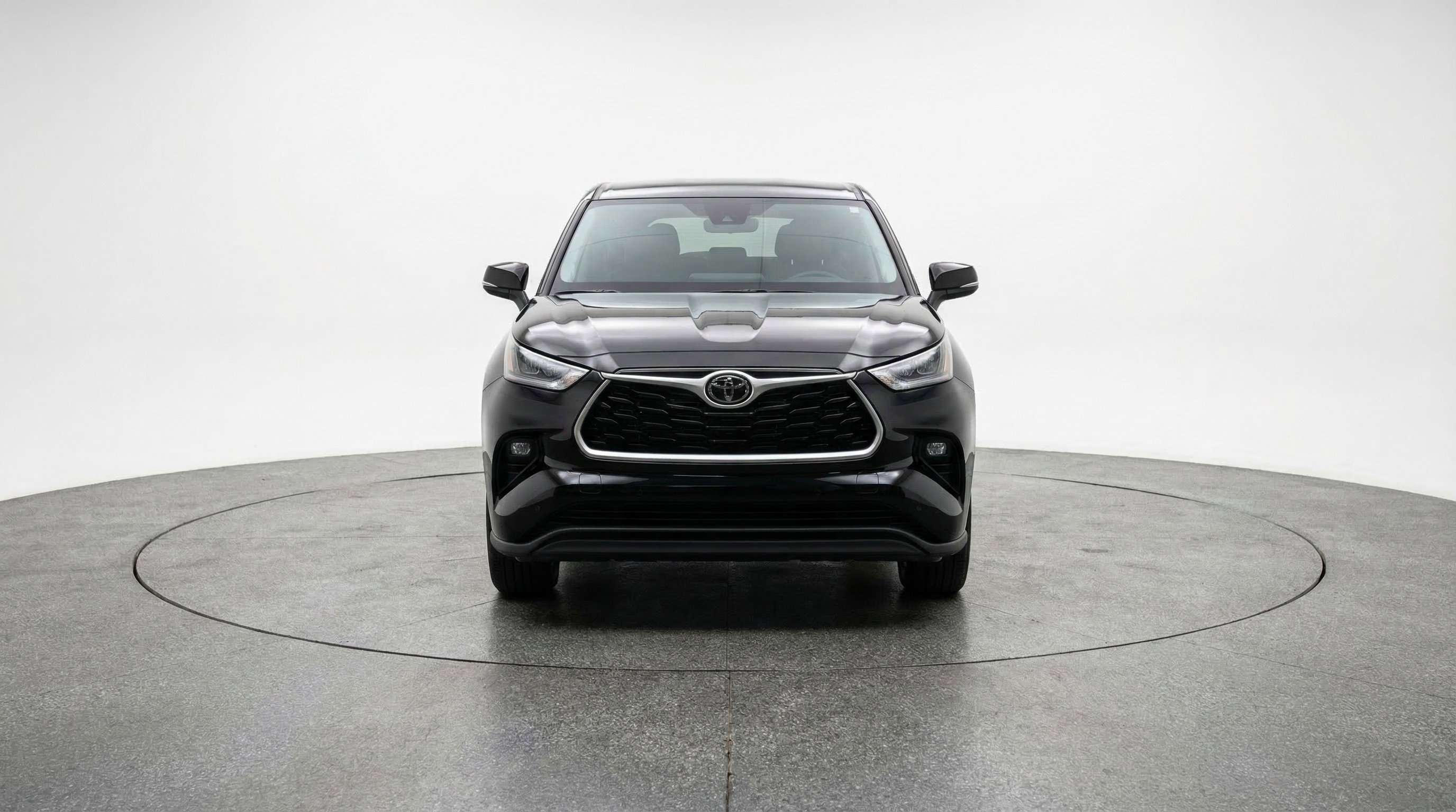 Used 2025 Toyota Highlander LE image 2