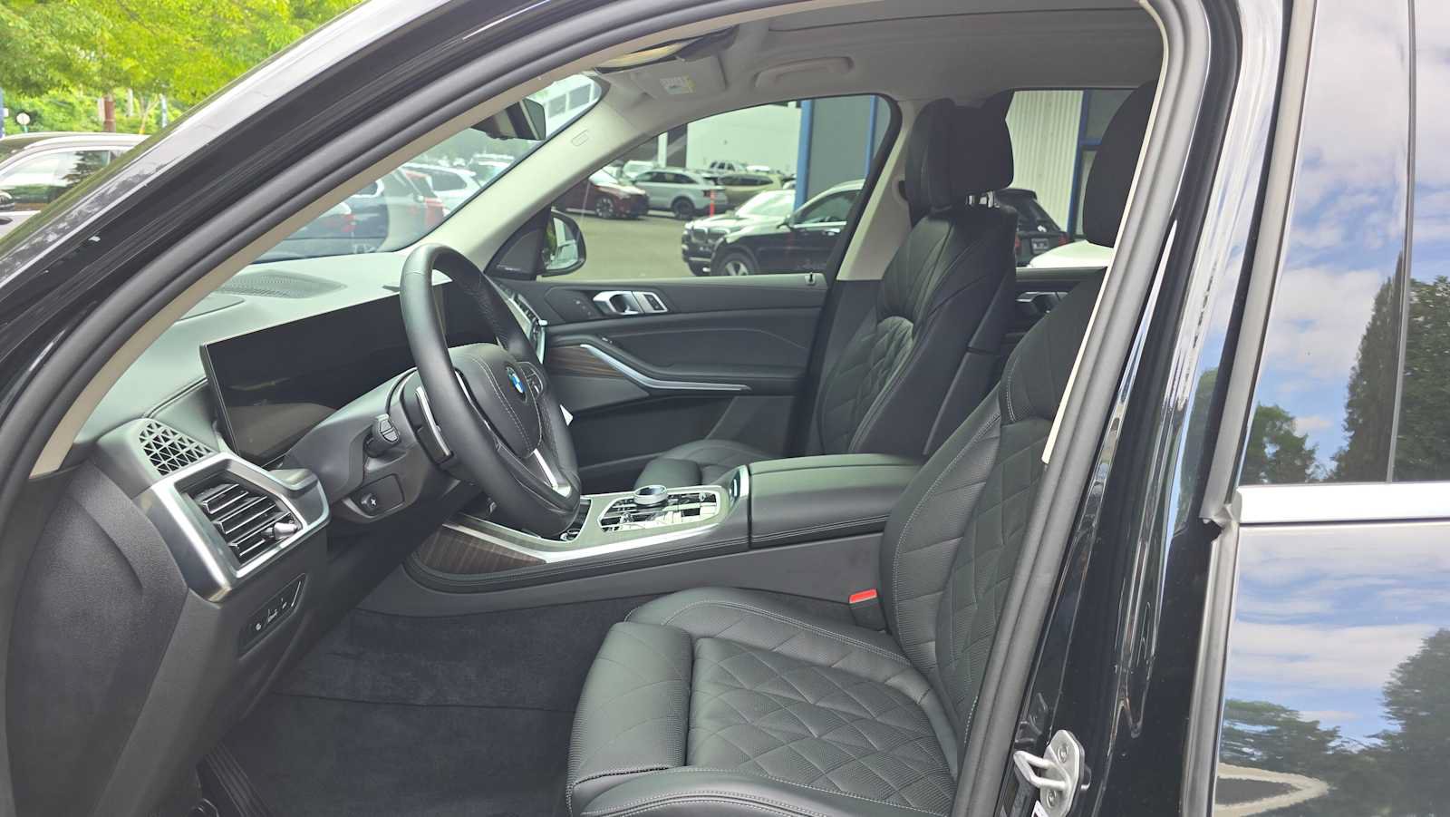 Used 2025 BMW X7 xDrive40i w/ Premium Package AWD/4WD image 21