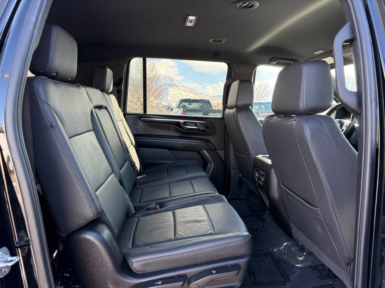 Used 2025 Chevrolet Suburban Z71 image 22