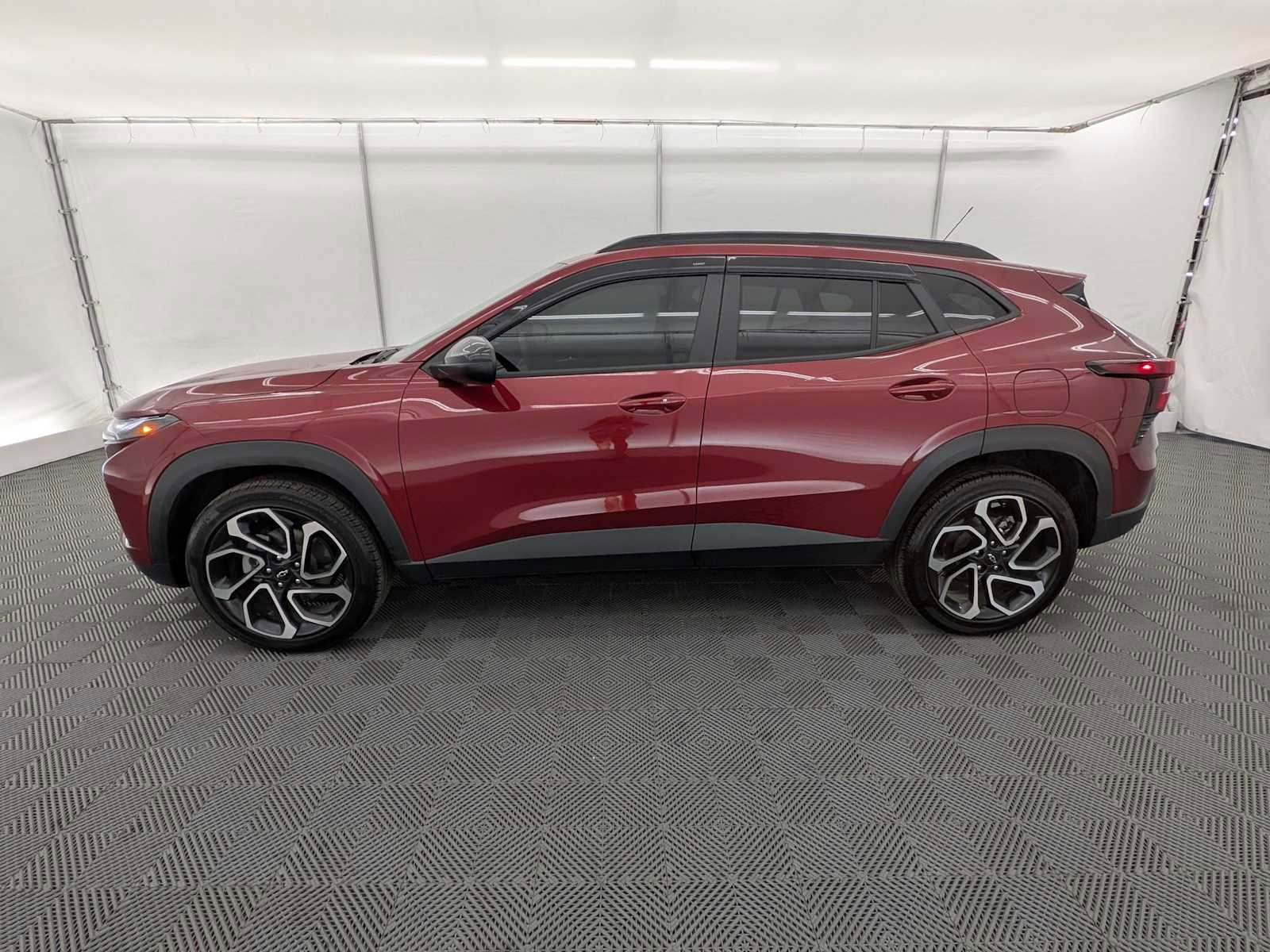 Used 2025 Chevrolet Trax RS w/ Sunroof Package FWD image 2