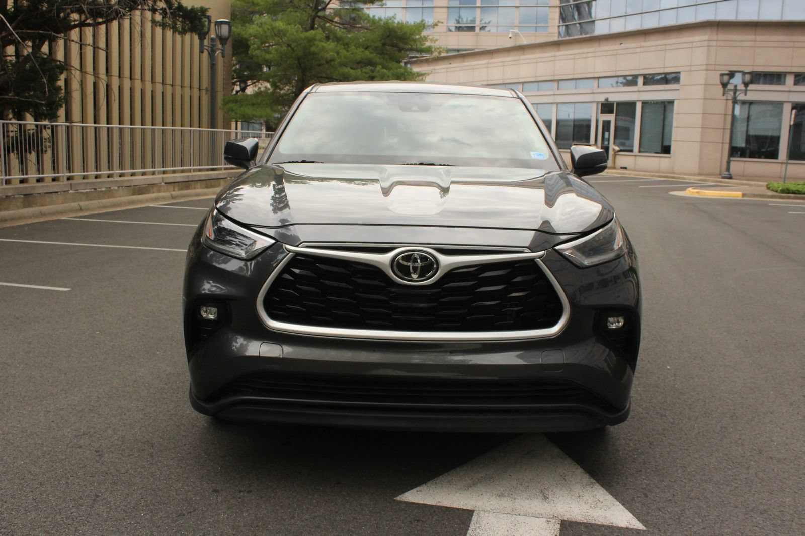 Used 2021 Toyota Highlander LE AWD/4WD image 3