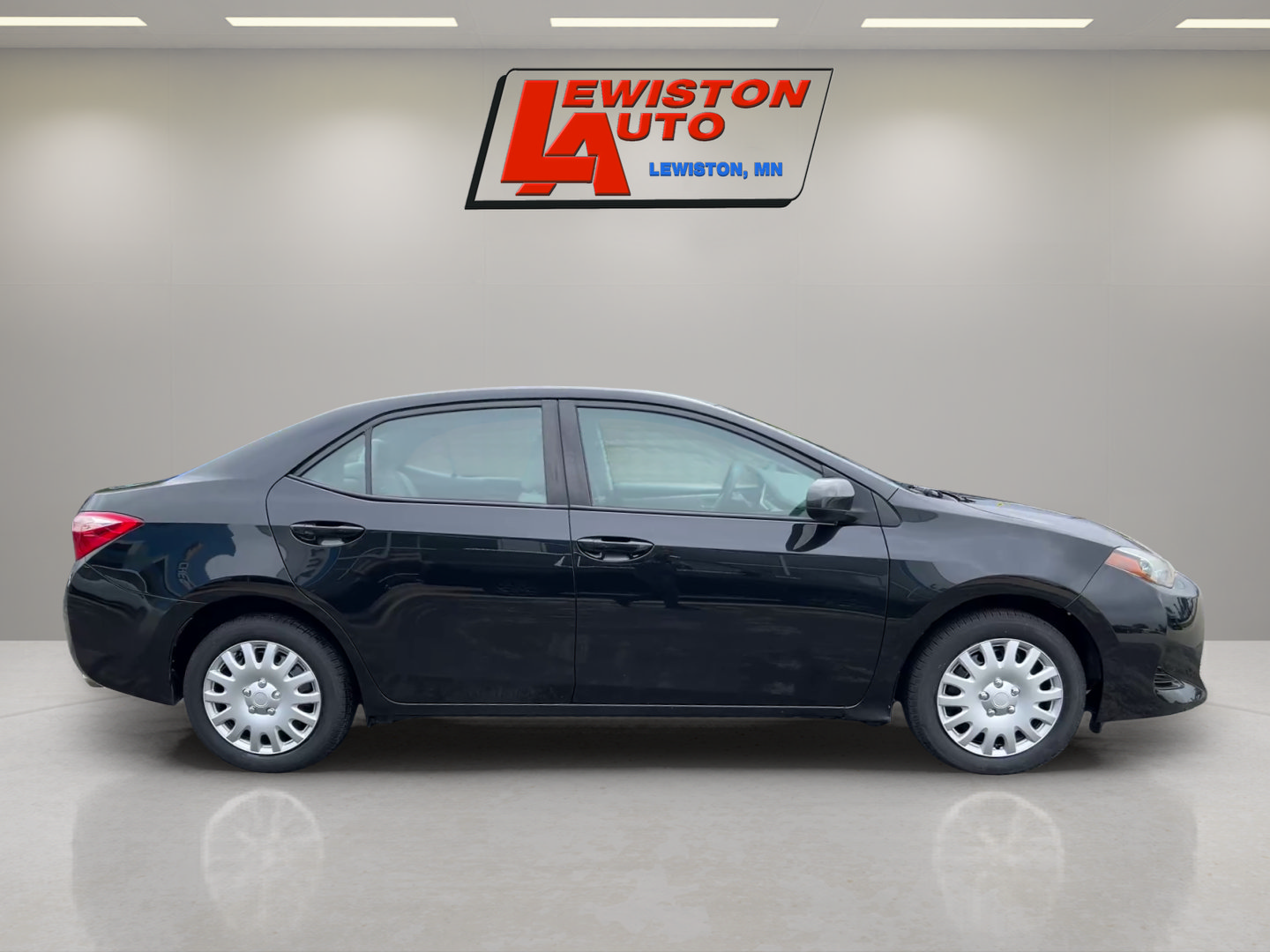 Used 2017 Toyota Corolla LE w/ Carpet Mat Package (TMS) FWD image 6