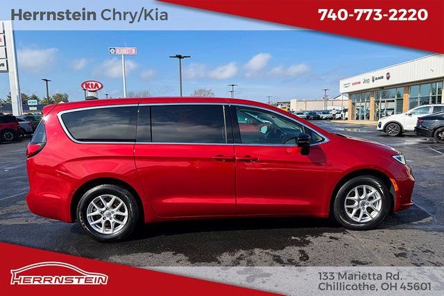 Used 2024 Chrysler Pacifica Touring-L image 29
