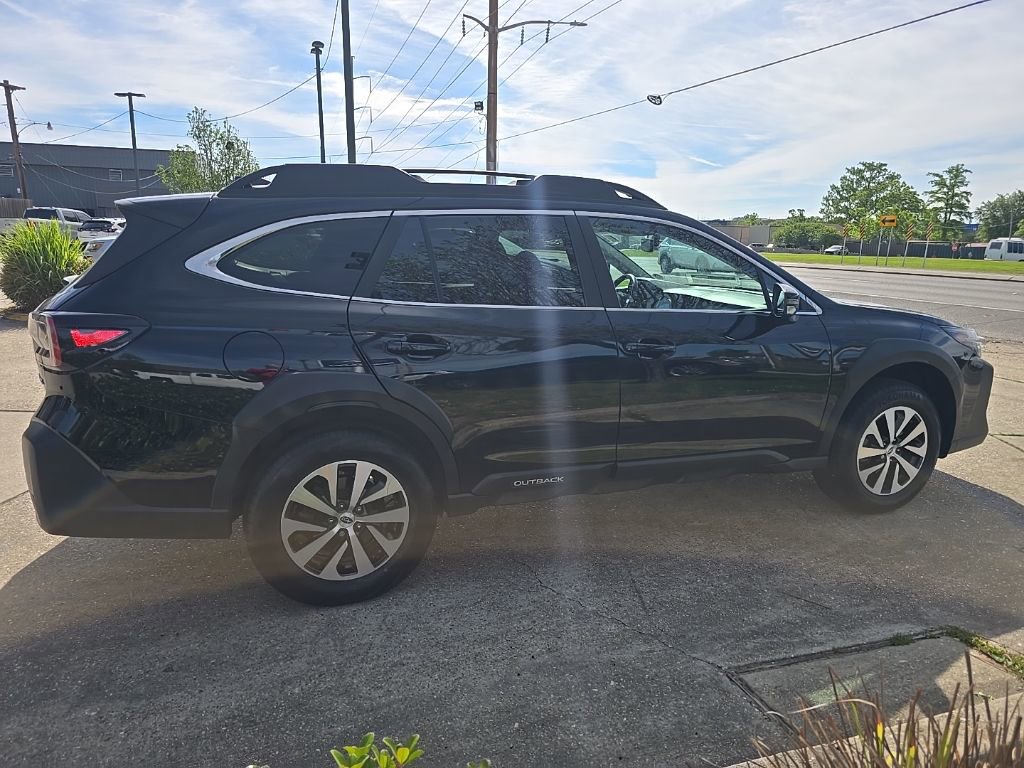 Used 2023 Subaru Outback Premium image 4