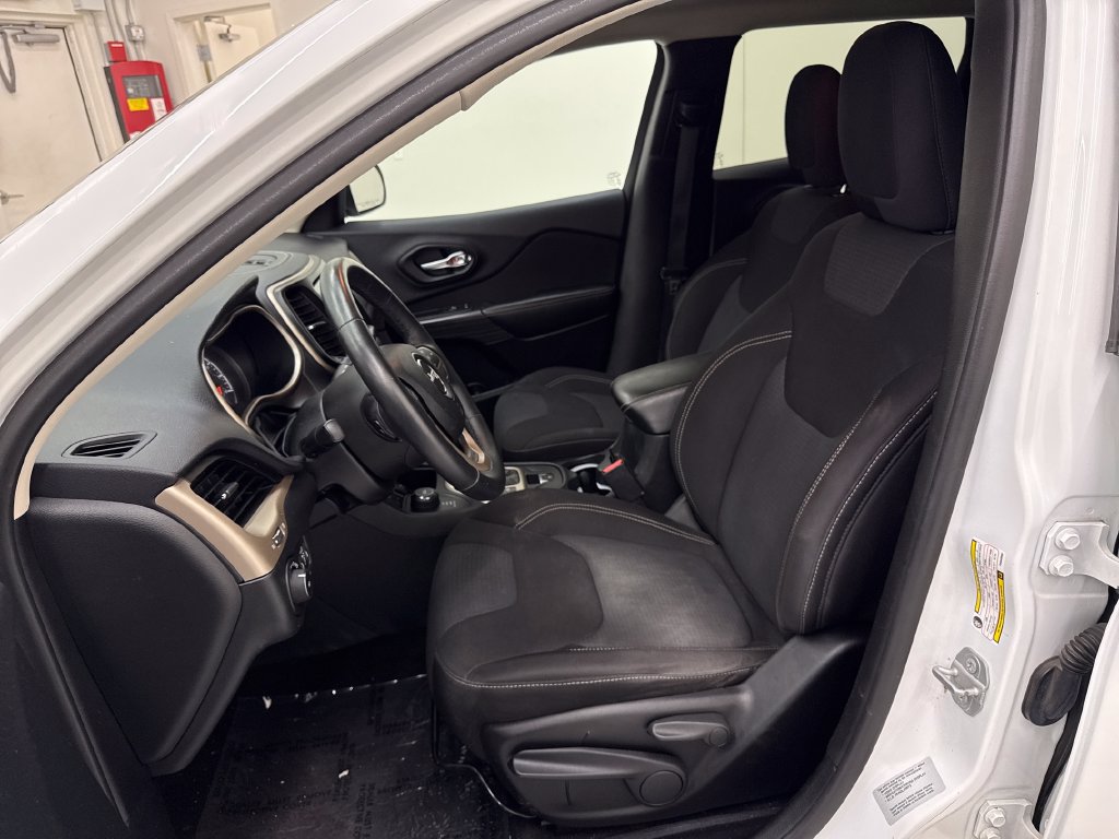 Used 2015 Jeep Cherokee Latitude w/ Cold Weather Group AWD/4WD image 15
