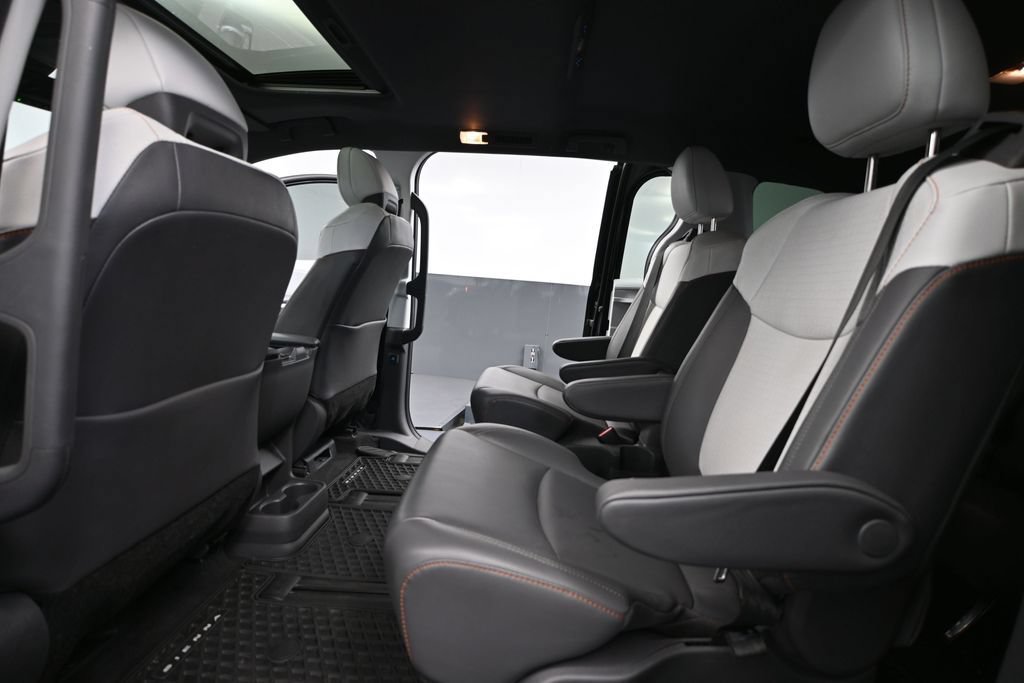 Used 2021 Toyota Sienna XSE FWD image 31