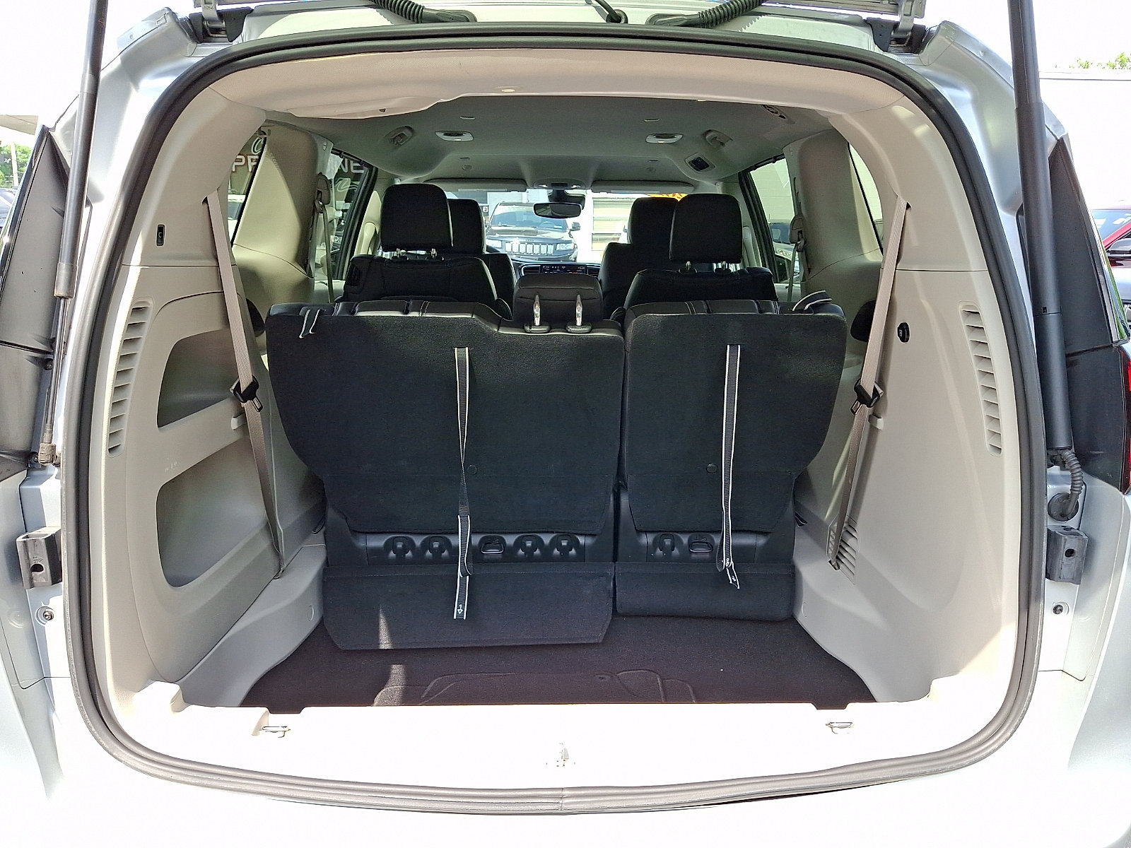 Used 2023 Chrysler Pacifica Touring-L AWD/4WD image 29