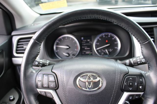 Used 2018 Toyota Highlander XLE AWD/4WD image 5