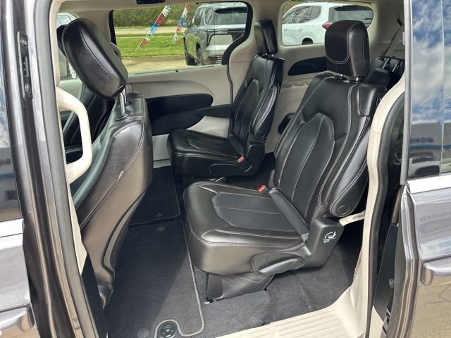 Used 2023 Chrysler Pacifica Touring-L FWD image 18