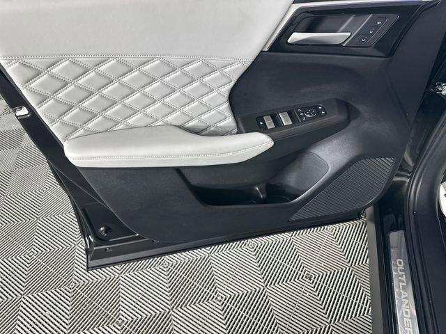 Used 2025 Mitsubishi Outlander 4WD Plug-In Hybrid image 20