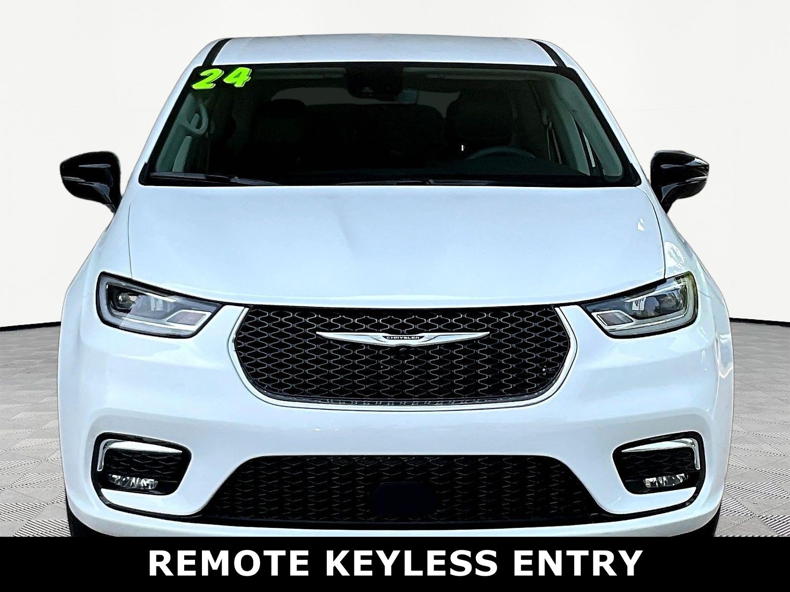Used 2024 Chrysler Pacifica Touring-L FWD image 2