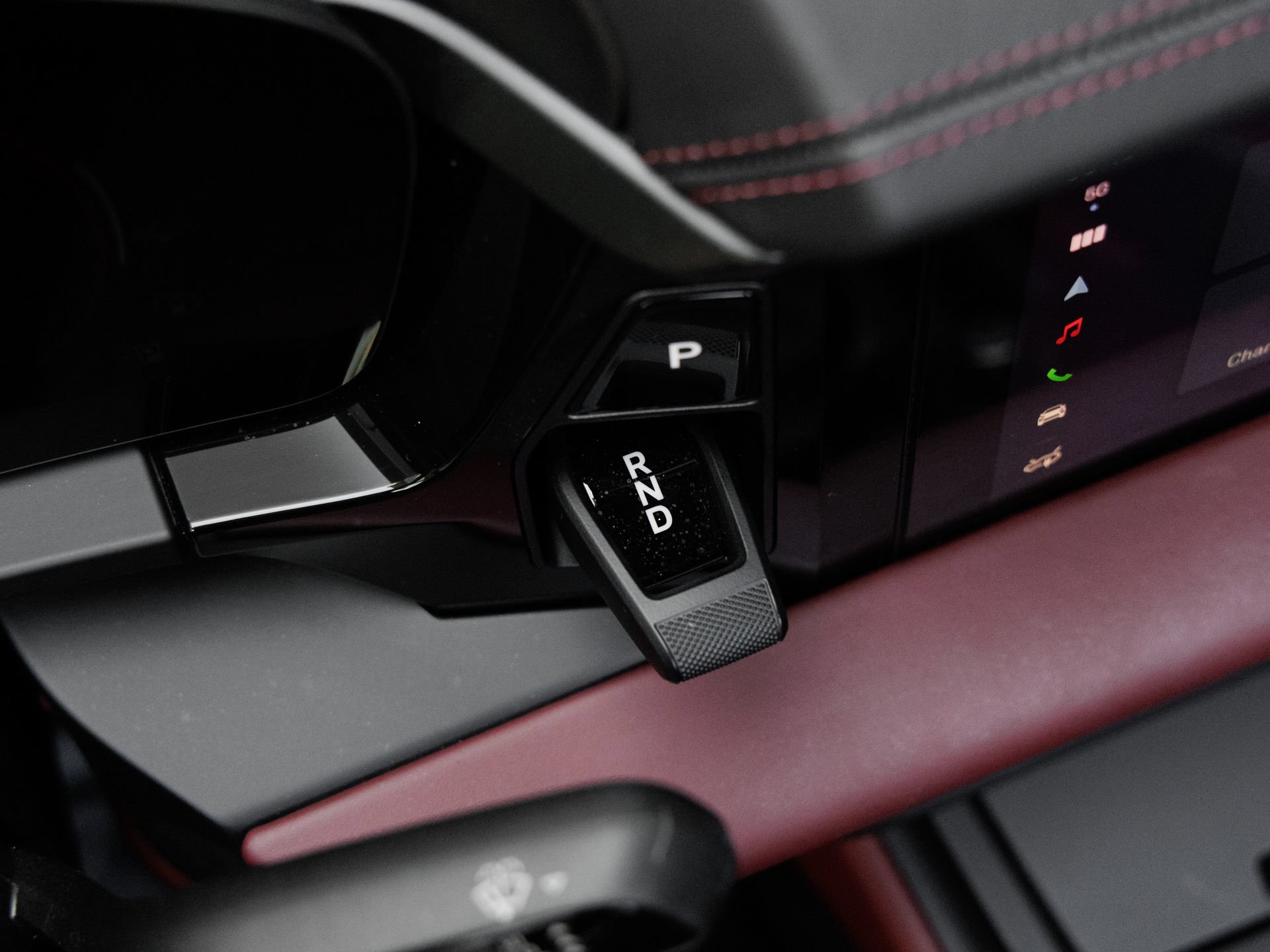 Certified 2025 Porsche Macan Turbo Electric AWD/4WD image 20