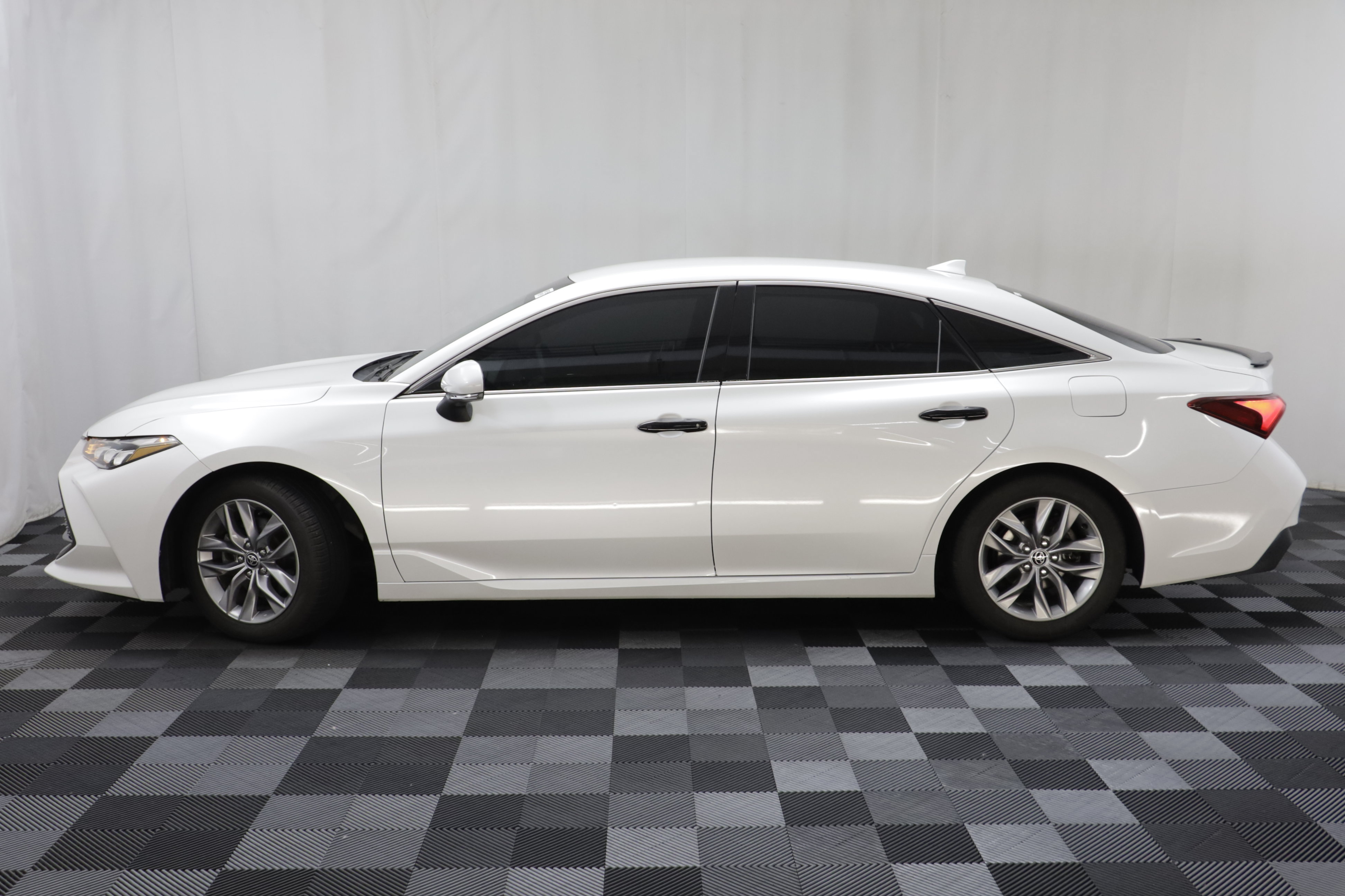 Used 2022 Toyota Avalon XLE FWD image 4