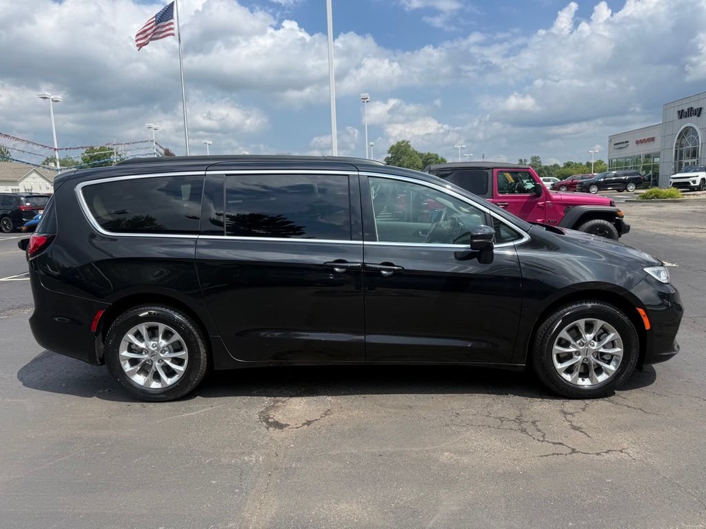 Used 2022 Chrysler Pacifica Touring-L AWD/4WD image 2
