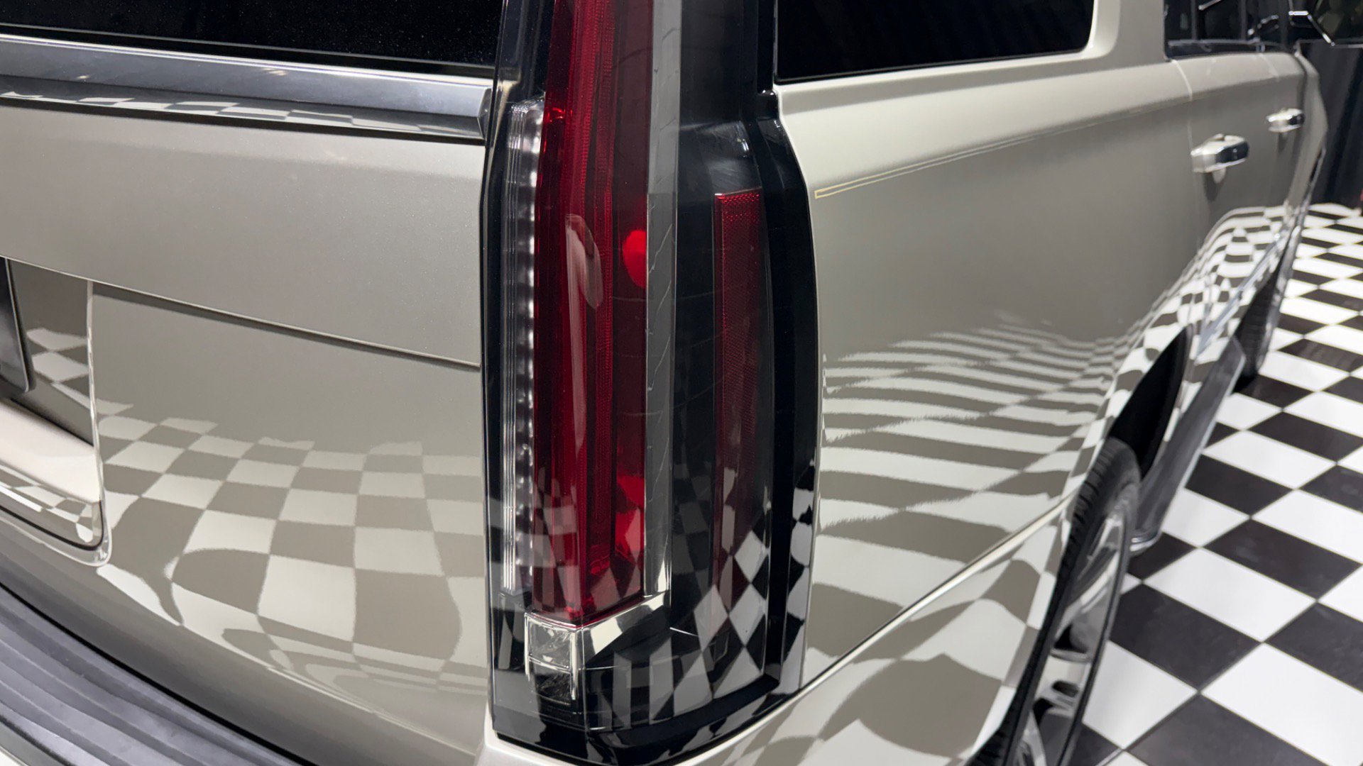 Used 2015 Cadillac Escalade Luxury image 36