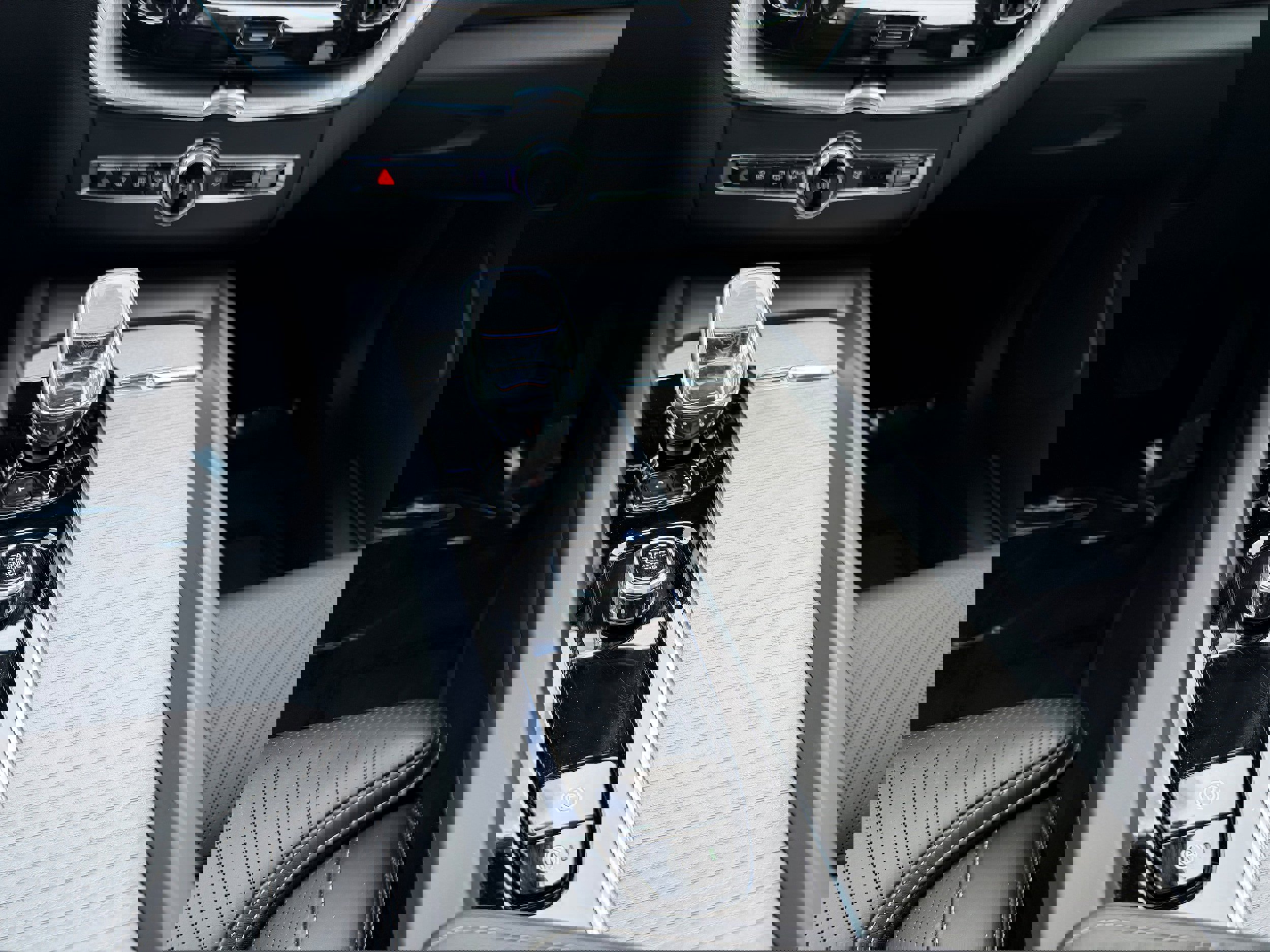 Certified 2025 Volvo XC60 T8 Ultra w/ Protection Package Premier image 16