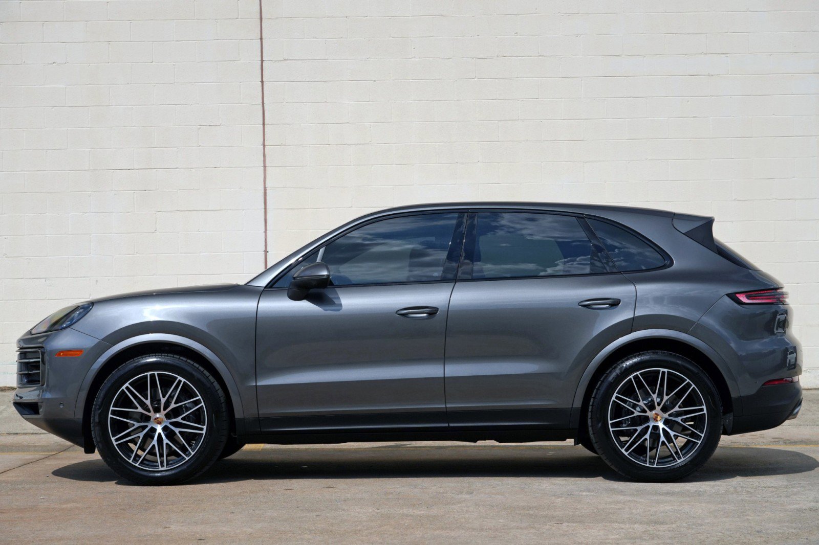 Used 2025 Porsche Cayenne AWD/4WD image 9