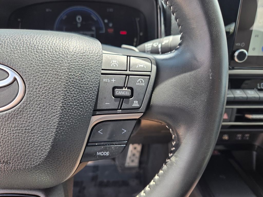Used 2025 Toyota Camry SE FWD image 32