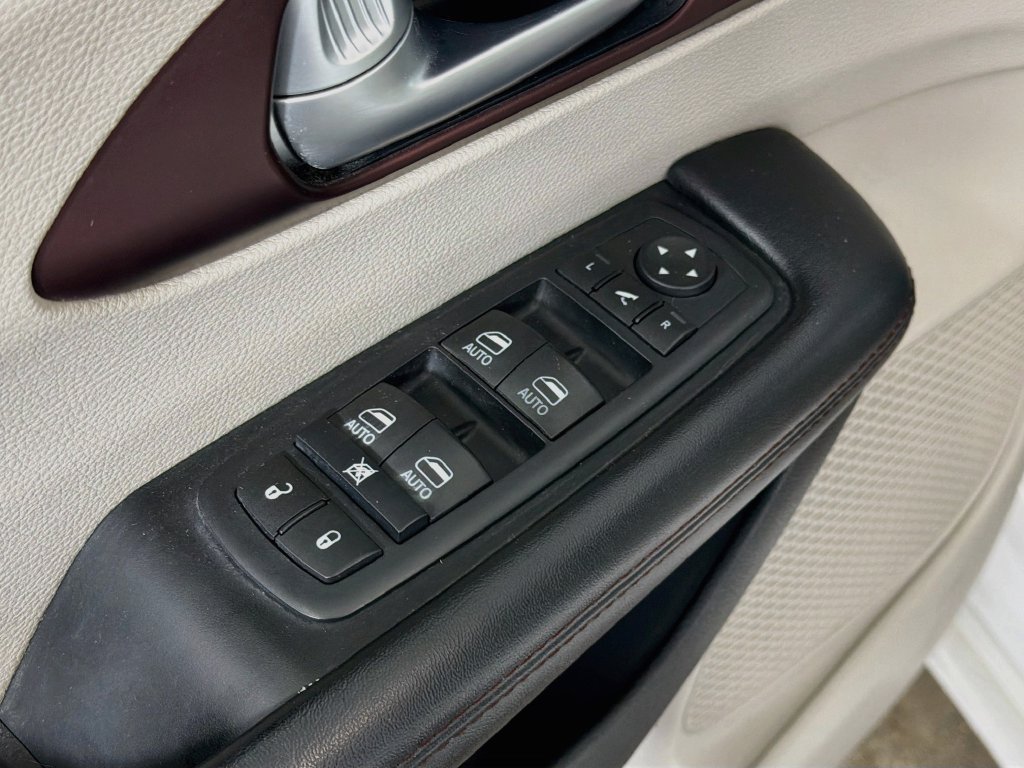 Used 2017 Chrysler Pacifica Limited w/ UConnect Theater Package FWD image 19