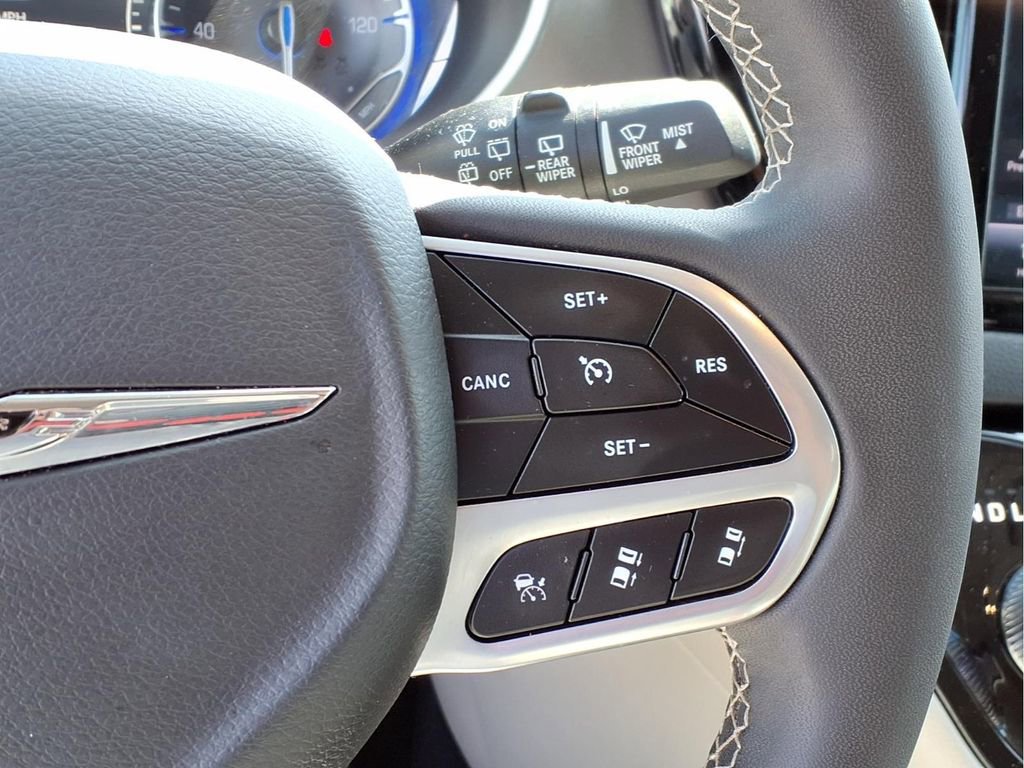 Used 2024 Chrysler Pacifica Touring-L FWD image 10