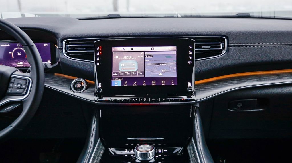 Certified 2024 Jeep Wagoneer L Series II w/ Flexible Seating Group image 14