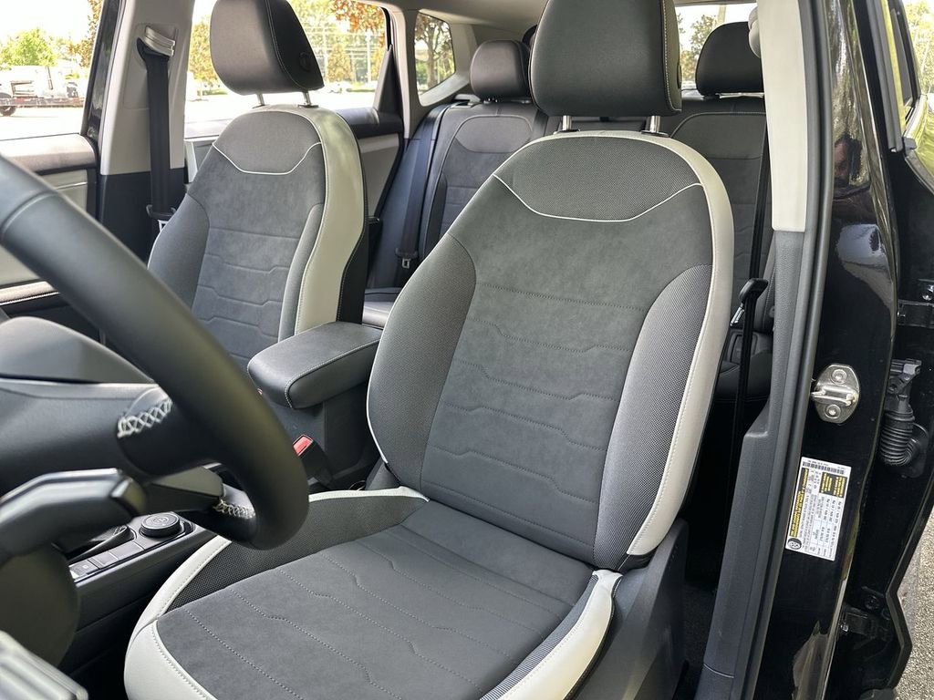 New 2025 Volkswagen Taos SE image 11