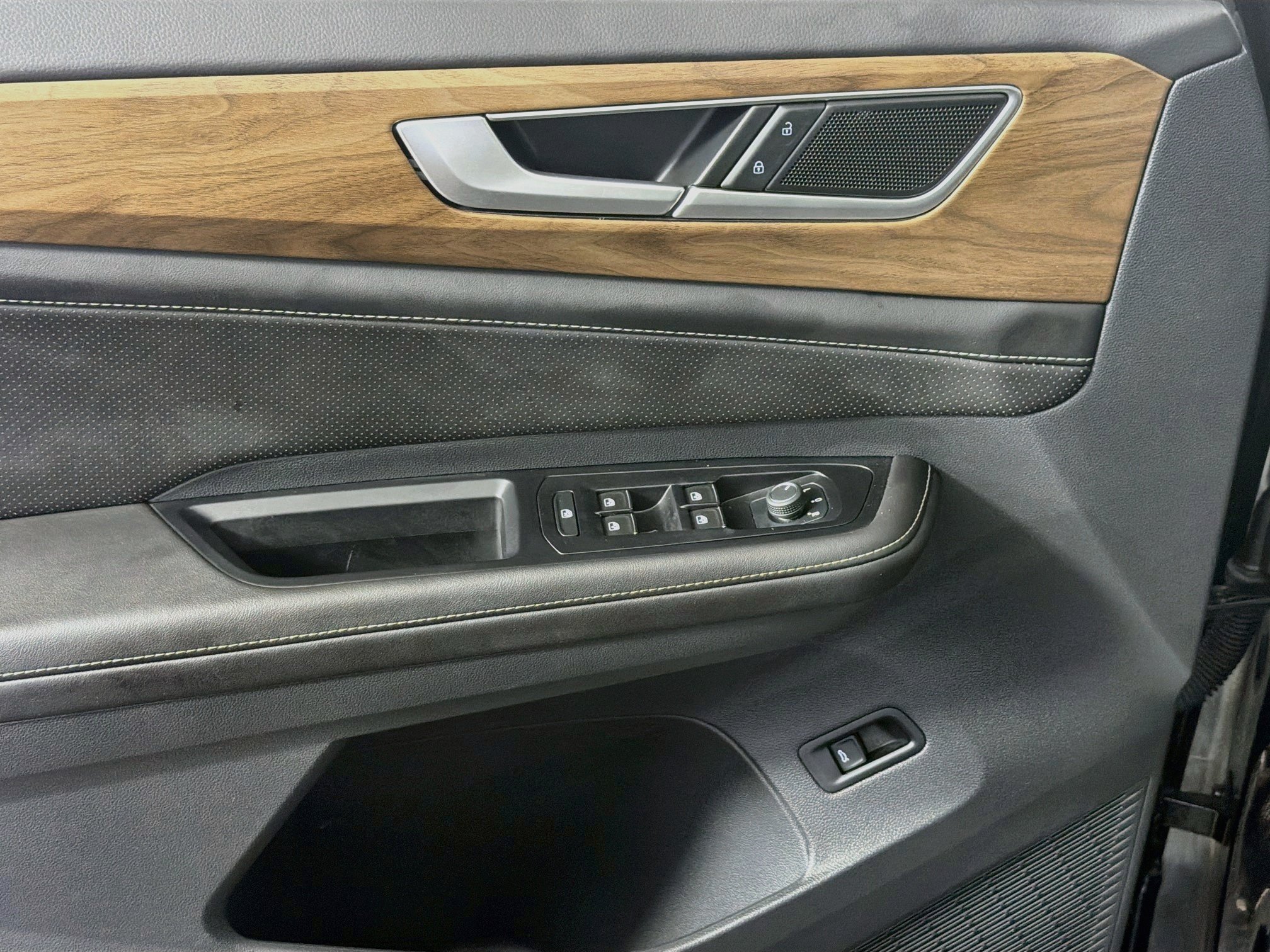 Used 2025 Volkswagen Atlas SE FWD image 15