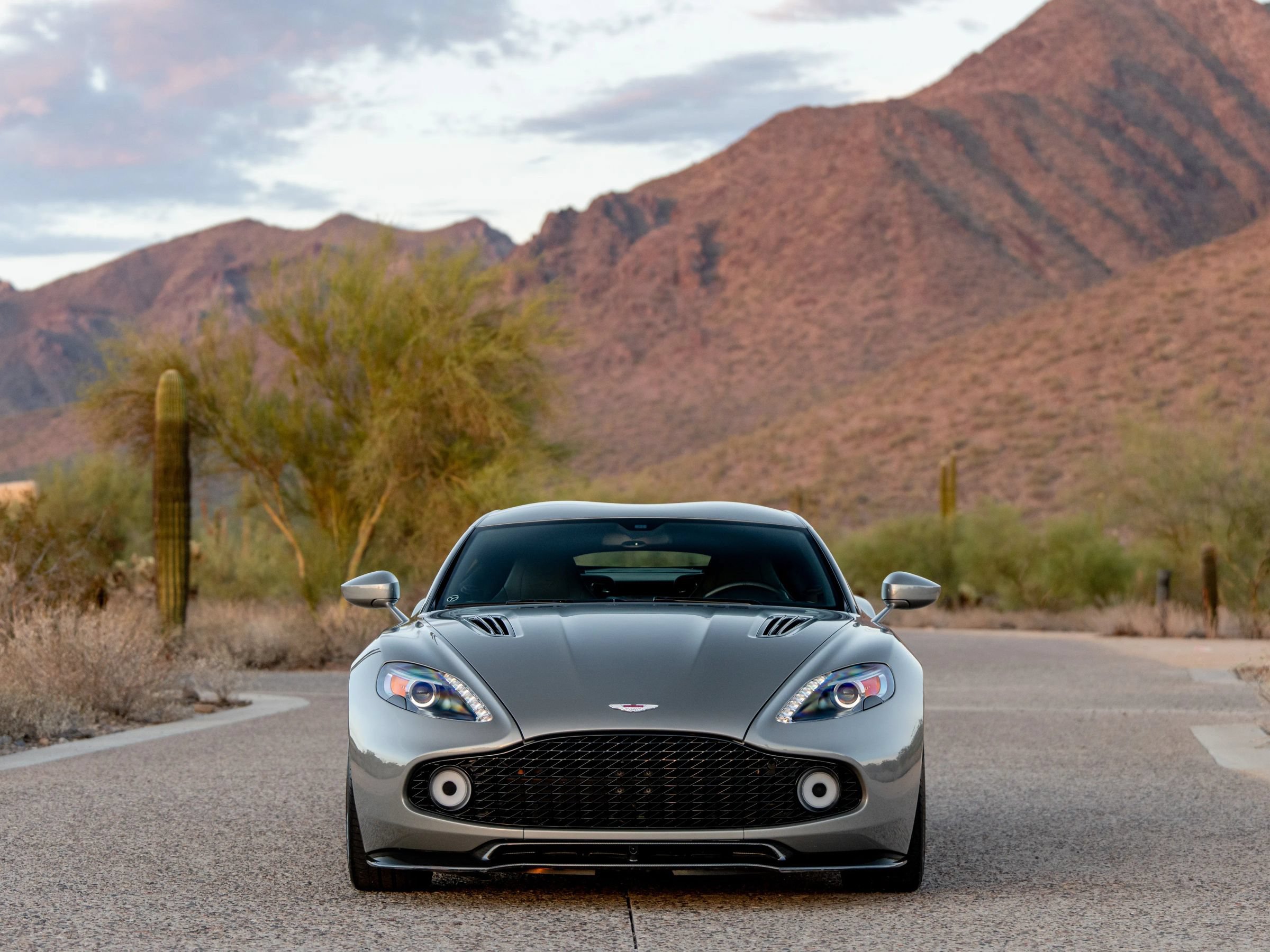 Used 2018 Aston Martin Vanquish Zagato RWD image 3