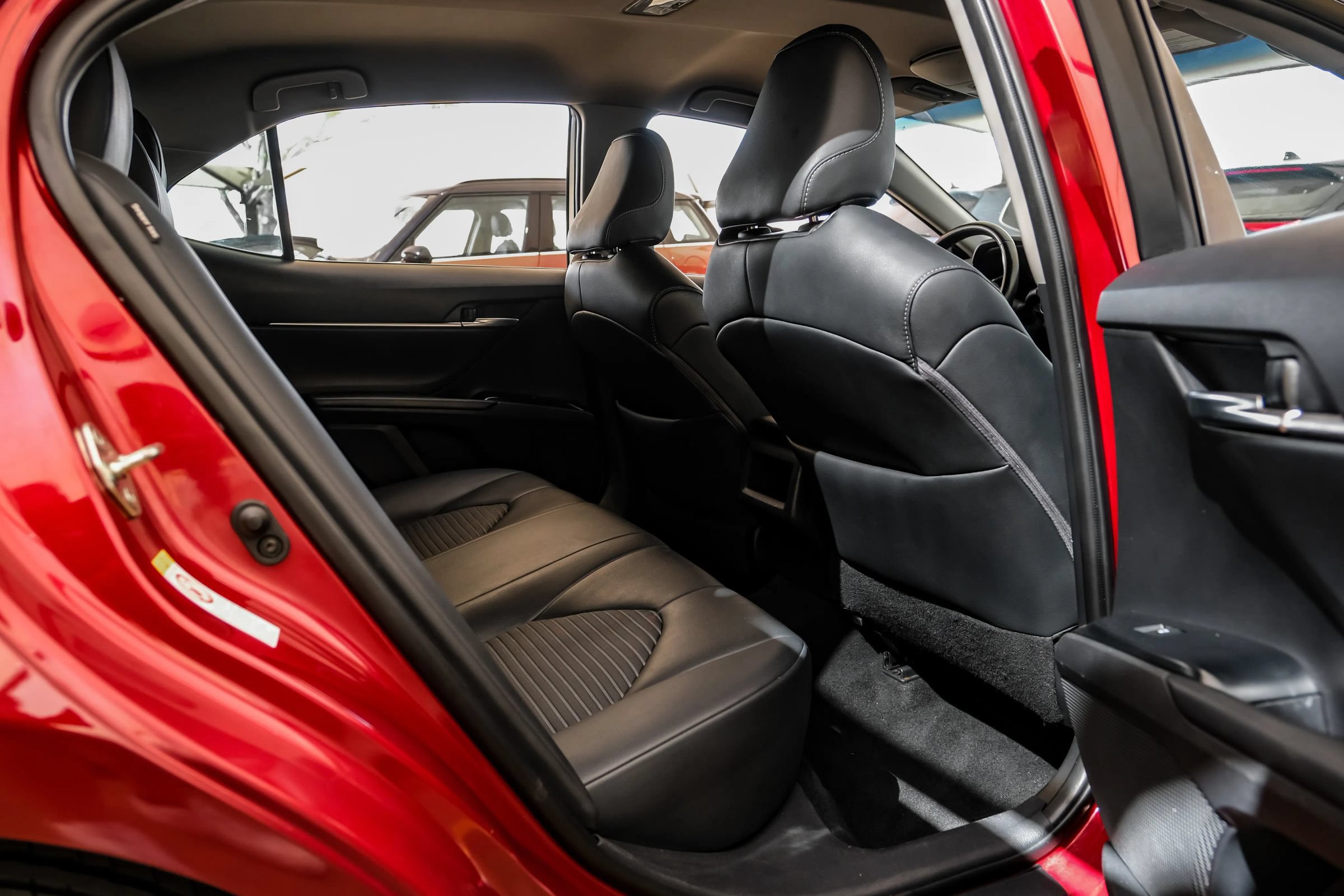 Used 2018 Toyota Camry SE FWD image 38