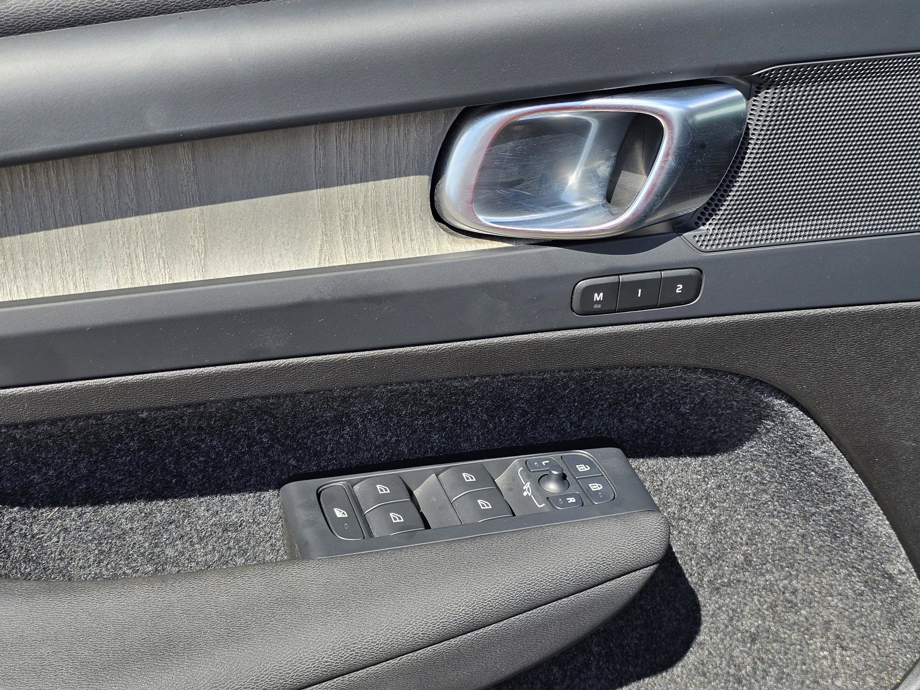 Used 2023 Volvo XC40 B5 Core image 15