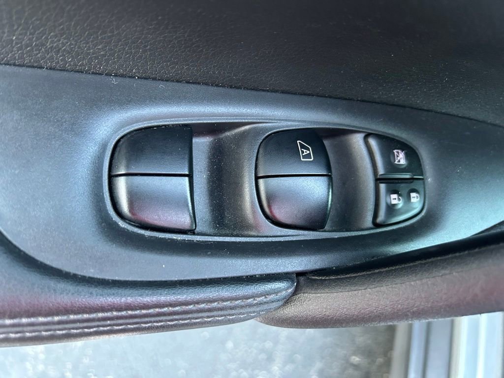 Used 2018 Nissan Rogue S FWD image 17