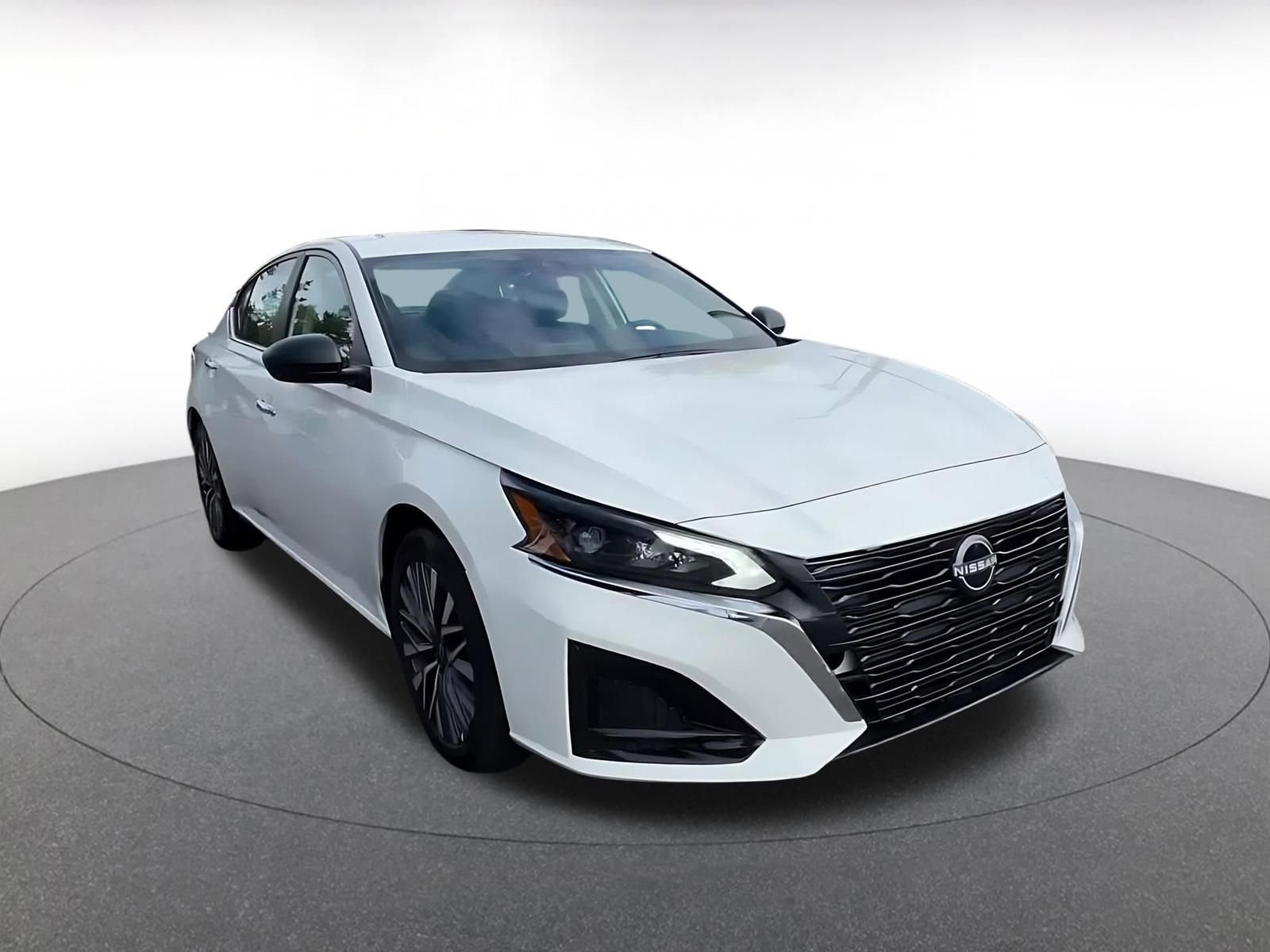Used 2025 Nissan Altima 2.5 SV FWD image 3