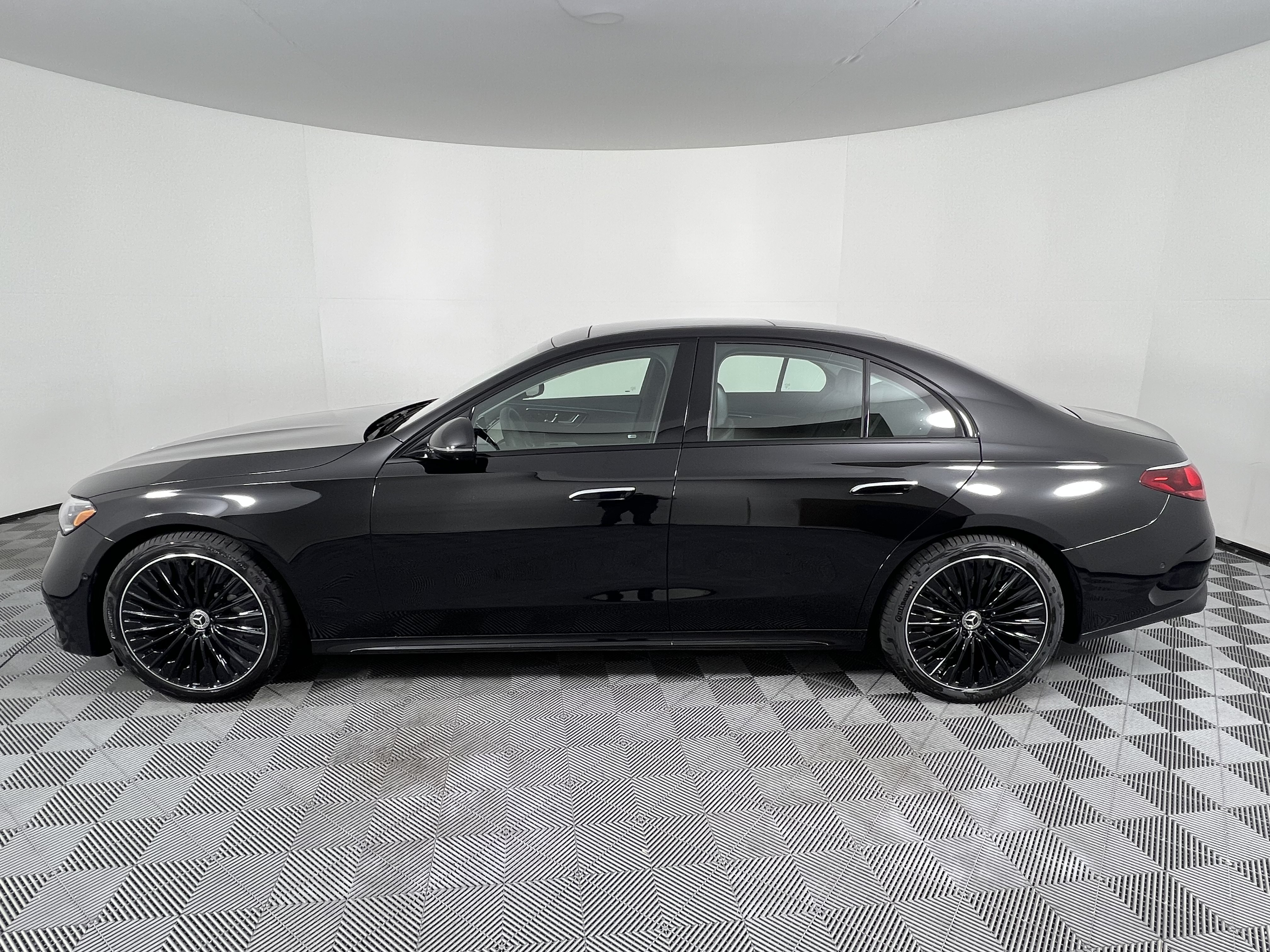 New 2026 Mercedes-Benz E 350 4MATIC Sedan image 9