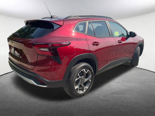 Used 2025 Chevrolet Trax LT w/ LT Convenience Package FWD image 16